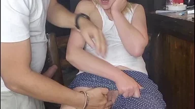 Dùng tay mân mê em gái kế và làm cô ấy bùng nổ khoái lạc sau đêm dã ngoại