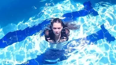 Thân hình latex dưới nước quyến rũ Jessica Bunny