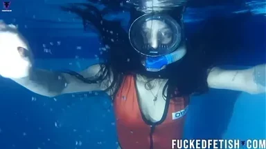 Helen Star trong bộ đồ bơi gợi cảm đêm khuya tại hồ bơi khoái lạc