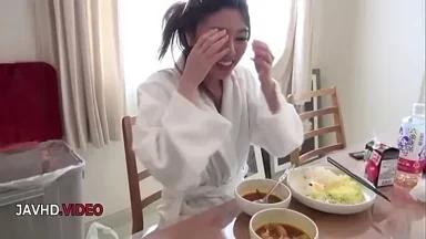 Thiếu nữ lông mu cạo nhẵn Chisa Hoshino nhận fingering mạnh mẽ và blowjob cuồng nhiệt