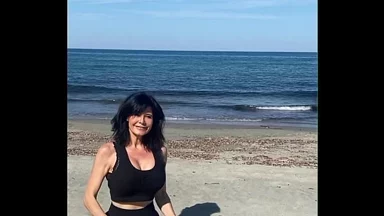 Corsica cũng thế thôi... bãi biển hoang vắng để quay video nóng bỏng...