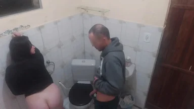 Xem drama ở quán bar của tao! Con đĩ vào toilet, thằng kia theo sau đụ tung!