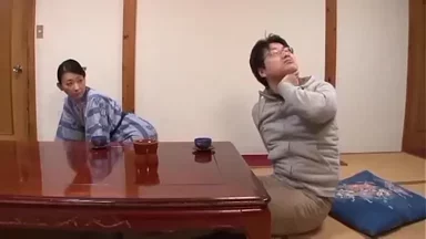 Mẹ kế châu Á Nhật Bản gợi cảm và lần địt đầu tiên của cô ấy