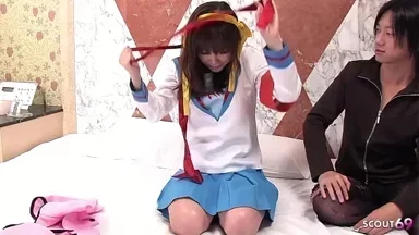 Em gái cosplay Nhật Bản nhỏ nhắn trinh trắng bị lừa mất trinh lần đầu và creampie trong video JAV không kiểm duyệt