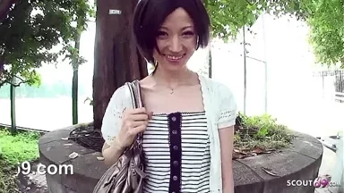 Thiếu nữ Nhật Bản gầy bị lừa bú dương vật của người lạ trong xe