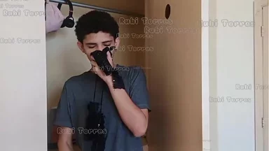 Tôi bắt quả tang thằng em cùng cha khác mẹ khốn nạn đang ngửi quần lót của tôi trong tủ quần áo và trừng phạt nó bằng cách cho nó liếm lồn tôi