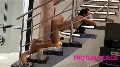 Đụ cô nàng Nhật Bản nóng bỏng trên cầu thang