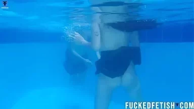 Yessica Bunny và Helen Star: Cặp đôi nóng bỏng quyến rũ ở hồ bơi