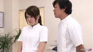 Y tá thiếu niên Nhật Bản nói về double creampie trong cuộc ân ái MMF ba người với bác sĩ ở bệnh viện Nhật Bản, JAV không kiểm duyệt