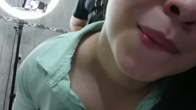 Đụ lồn bạn gái đồng nghiệp trong nhà vệ sinh công ty