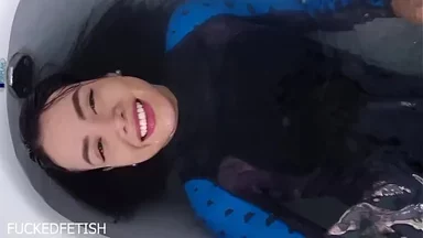 Nóng bỏng Moonblack dưới nước quy phục trói buộc