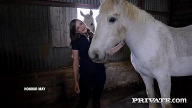 Honour May cưỡi cuồng nhiệt ở chuồng ngựa