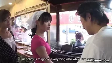 Đút dildo vào lồn mềm mại và ướt át của nữ đầu bếp