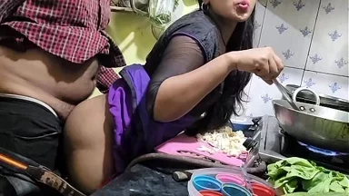 Ông chủ địt cô hầu gái 18 tuổi mong manh như hoa trong bếp dữ dội