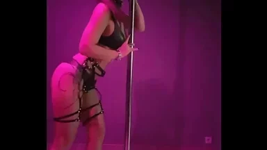 Đừng bỏ lỡ buổi live nóng bỏng của tôi vào sáng mai... Tôi biết giờ giấc không lý tưởng, nhưng nó sẽ rất kích thích và quyến rũ, khiến bạn không thể cưỡng lại...