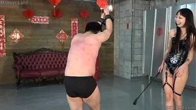 Nữ Chúa Tể Nhật Bản Cười Đùa Và Roi Vọt Dã Man