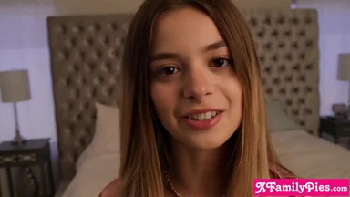 Em gái kế tí hon teen Little bị bắt quả tang lục lọi phòng bố mẹ kế