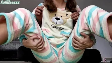 Bố dượng trêu chọc và vuốt ve vú nhỏ cùng lồn cạo nhẵn trong bộ pijama