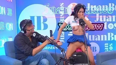 Cô nàng nghịch ngợm Colombia Mayraoficial xuất tinh trên máy Sybian - Podcast Juan Bustos
