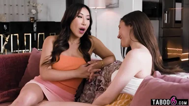 Nicole Doshi bị lesbian Maya Woulfe thô bạo đụ hậu môn bằng strapon