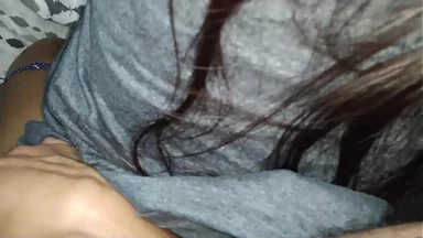 Lần đầu làm gái, mở rộng lồn chật hẹp và thưởng thức tiếng rên rỉ mê hoặc của tân binh. Video tự quay thật