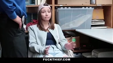 Em gái xinh quan hệ với cảnh sát để thoát khỏi rắc rối