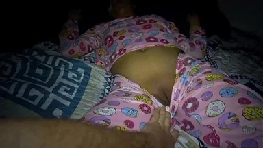 Em gái kế ngọt ngào của tôi muốn tôi ghé phòng ngủ và cô ấy kích thích đến mức cho phép tôi xuất tinh vào lồn cạo sạch của cô ấy