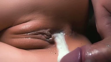 Creampie đặc quánh bắn thẳng vào lồn đói của tui. Xem nó trào ra. Kỳ diệu vl